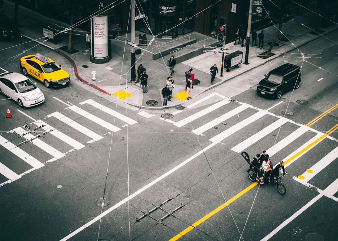 Busy city intersection with vehicles, pedestrians and cyclists — the challenge LiDAR technology solves