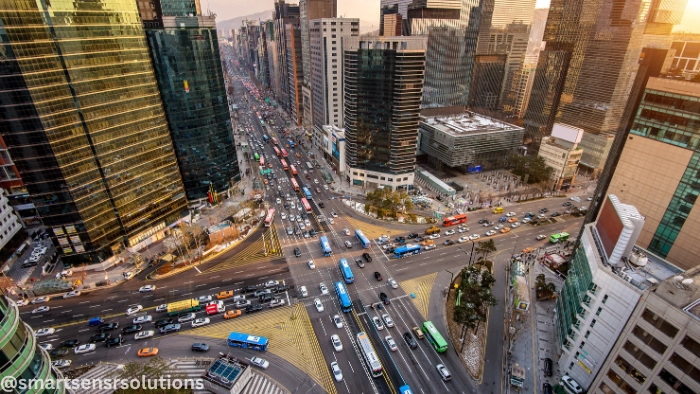 Congested freeway showing multiple lanes of traffic — the operational challenge LiDAR-based detection solves for ramp metering